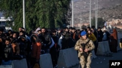 Türkiyənin Hatay vilayətində suriyalı qaçqınlar ölkələrinə keçmək üçün növbə gözləyirlər