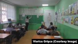 Lecție la școala primară din satul Antoneuca, Drochia, în care învață 7 elevi