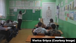 Lecție la școala primară din satul Antoneuca, Drochia, în care învață 7 elevi