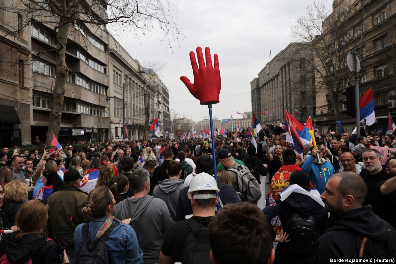 Simboli i dorës së kuqe dhe mesazhi“Duart tuaja janë të gjakosura” janë simbol i protestave antiqeveritare. Beograd, 15 mars 2025.