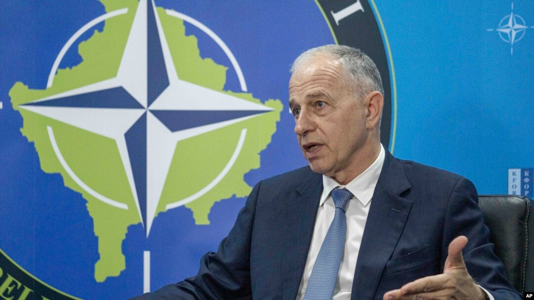 Adjunctul secretarului general al NATO, Mircea Geoană: „Ceea ce vreau să spun și să reconfirm este că nu avem nicio informație la NATO că am fi asistat la atacuri deliberate împotriva teritoriului NATO și că suntem în contact permanent cu aliatul nostru român.”