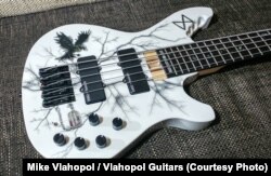 Chitară electrică marca Vlahopol Guitars.