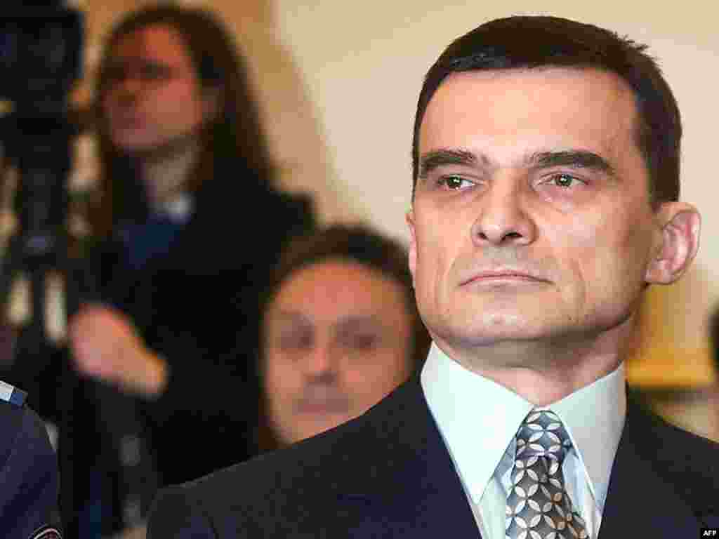 Hrvatska - Osudjen Zagorec - Na zagrebačkom Županijskom sudu objavljena je nepravomoćna presuda umirovljenom generalu Vladimiru Zagorecu. Osudjen je na sedam godina zatvora. Optužen je da je iz sefa MORH-a odnio dragulje u vrijednosti pet milijuna američkih dolara.