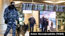 Operațiunile de pe aeroportul Vnukovo din Moscova au fost suspendate peste noapte, după ce oficialii ruși au reclamat o lovitură cu dronă ucraineană.