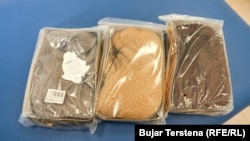 Paruke që u janë dhënë grave që vuajnë nga kanceri.