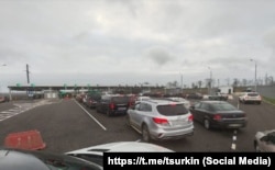 Черги з автомобілів у напрямку Керченського мосту біля терміналу огляду на Тамані в Краснодарському краї, квітень 2025 року