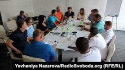 Олеся Крамаренко разом з іншими активістами та кандидатами в народні депутати під час підписання «екоприсяги», липень 2019 року