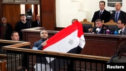 Mohamed Fahmy məhkəmədə Misir bayrağını qaldırır