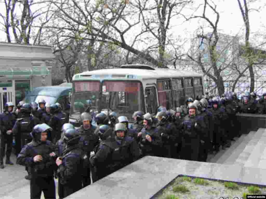 Ukraine - Riot police guard during mass demonstrations in Kyiv, 04Apr2007