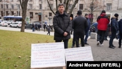 Unul dintre fermierii care a ieșit la protest în fața Guvernului.