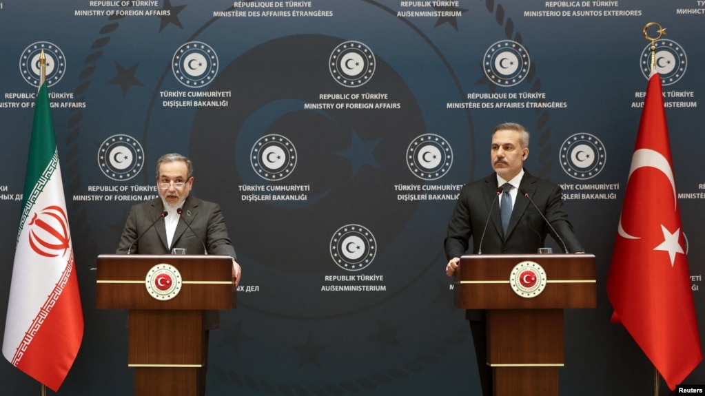 از راست: هاکان فیدان و عباس عراقچی وزرای خارجۀ ترکیه و ایران