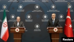 از راست: هاکان فیدان و عباس عراقچی وزرای خارجۀ ترکیه و ایران
