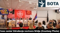 Konferenca e partive të ekstremit të djathtë në Qendrën për Shtyp të Shoqatës së Gazetarëve të Serbisë në Beograd, 31 maj 2026.
