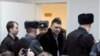 Председателя Петрозаводского городского совета Олега Фокина вводят в зал суда