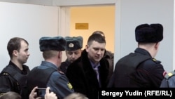 Председателя Петрозаводского городского совета Олега Фокина вводят в зал суда