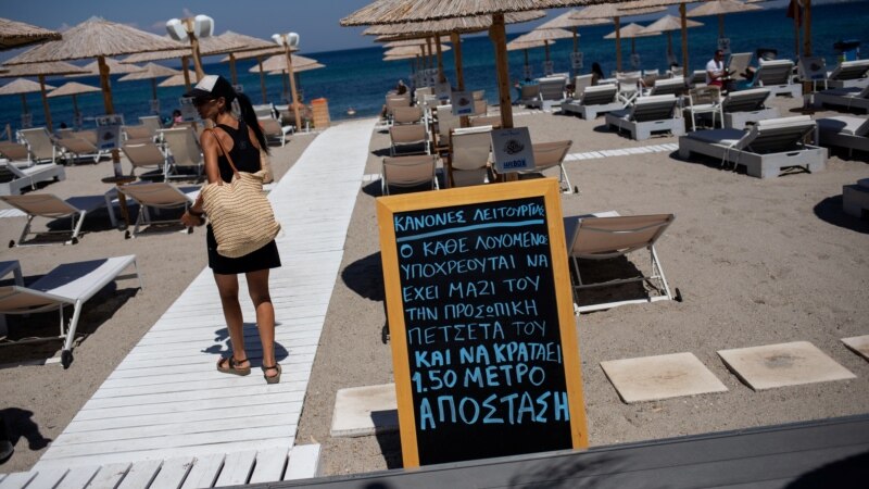 Грчки тинејџери се заразиле со коронавирус на забава на островот Иос