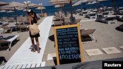 Plaža na grčkom ostrvu Kos prošle godine, sa natpisima o pridržavanju obaveznih ograničenja i mjera zbog pandemije