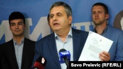 Slaven Radunović (na fotografiji, u sredini): Ne zloupotrebljavaju svi biračko pravo, ne dolaze svi da glasaju
