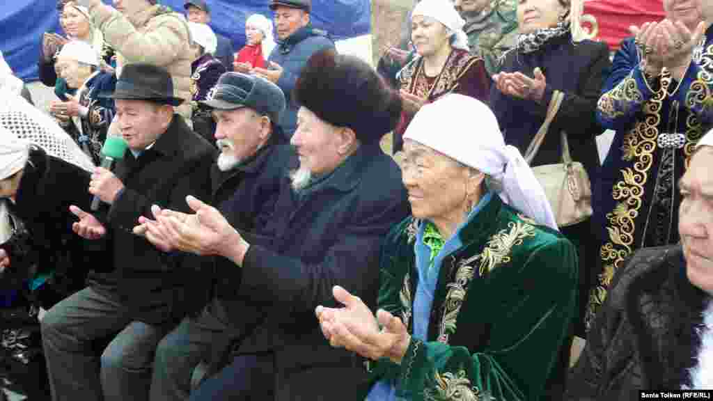 Аксакалы дают благословение перед началом празднества.