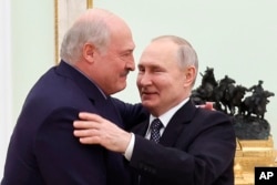Лидер Беларуси Александр Лукашенко (слева) и президент России Владимир Путин во время встречи в Кремле. Москва, 5 апреля 2023 года