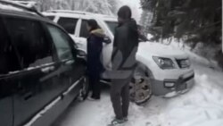 Каракол базасынын жолундагы абал тууралуу сүрөт, видеолор 18-декабрда социалдык түйүндөрдө жарыяланган.