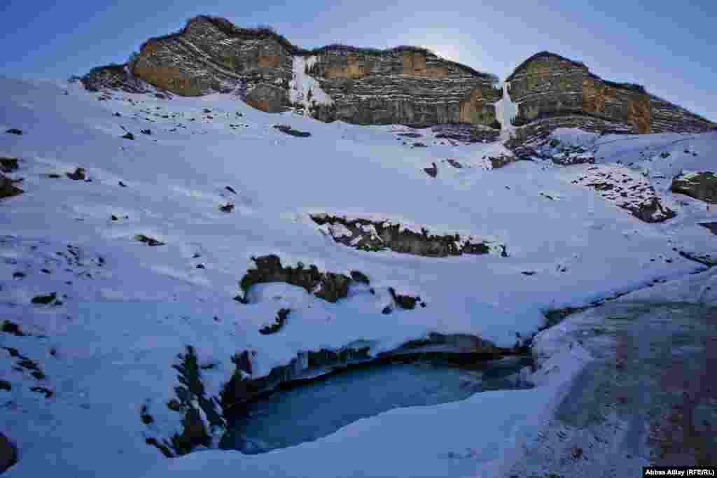 Laza yolunun üzərində qarşılaşdığımız donmuş şəlalələr.