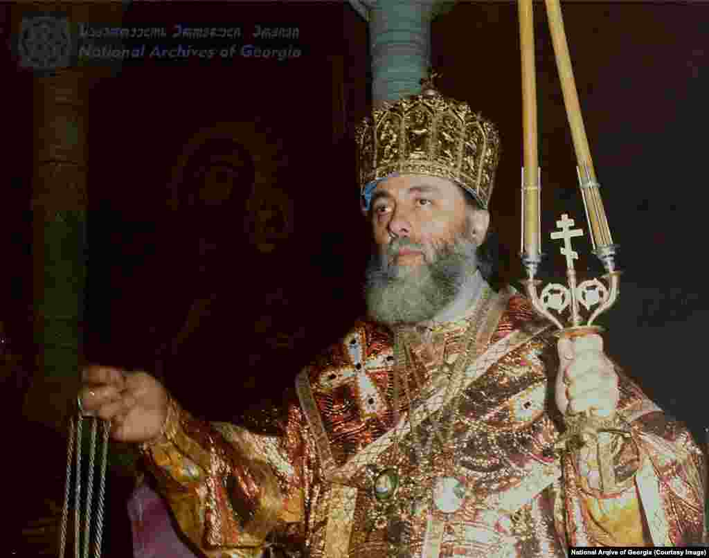 საქართველოს კათოლიკოს-პატრიარქი ილია მეორე ატარებს პირველ წირვას. სვეტიცხოვლის საკათედრო ტაძარი, 1977 წლის 25 დეკემბერი. ეროვნული არქივი.