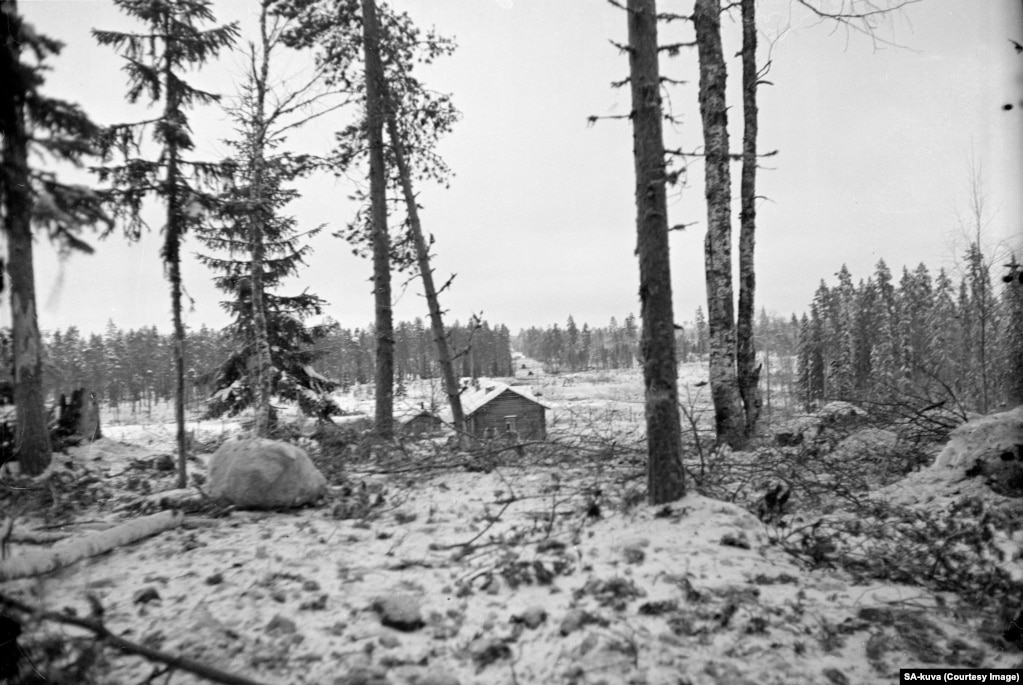 Радянські танки (на дорозі на задньому фоні) 17 грудня входять на територію Фінляндії