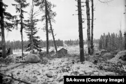 Tancuri sovietice (pe drumul din fundal) avansează către teritoriu finlandez
