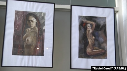 Yalang poshnali va oyoqlarning fotosuratlari