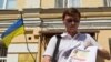 Колишній член організації «Тимошенко до відповідальності» Павло Целовальнік демонструє агітматеріали організації