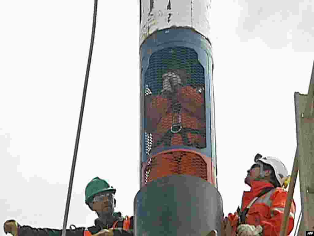 معدنچيان توسط کپسولی کوچک به سطح زمين منتقل می شوند 