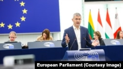 Dan Barna s-a adresat miercuri colegilor din Parlamentul European, aducându-le la cunoștință influența TikTok-ului în prima rundă a alegerilor prezidențiale din România. Strasbourg, 27 noiembrie.