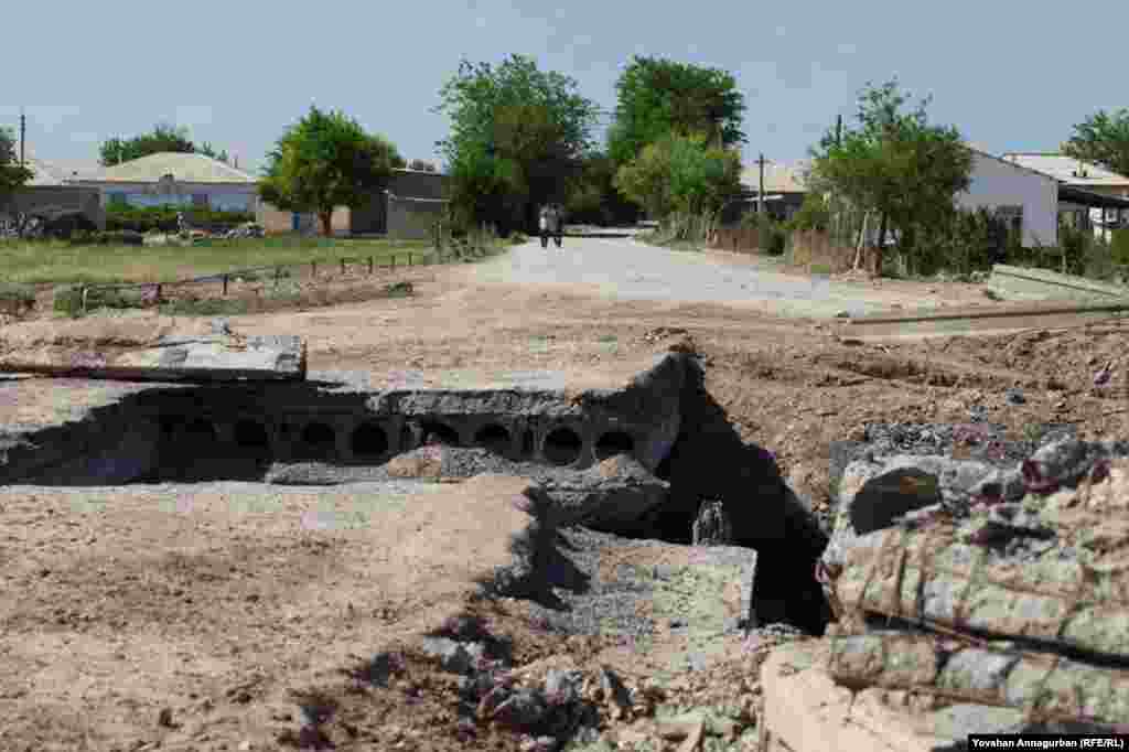 A collapsed bridge in Dostluk