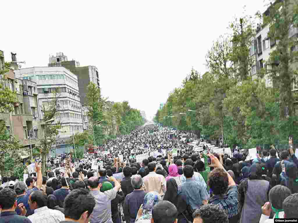Iran - Demonstranti - Sljedbenici opozicije u tihom maršu u Teheranu 18.06.2009.