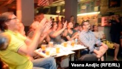 Фанаты в Белграде смотрят матч между Бразилией и Хорватией, 12 июня 2014.