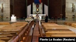 Iako i dalje veliki broj ljudi umire, Italija već treći dan zaredom beleži blago smanjenje broja žrtava (Fotografija iz crkve u Serijatiju, Italija, 28. mart 2020)