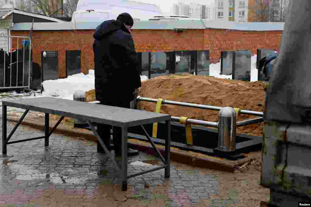 Магіла, дзе пахавалі расейскага апазыцыйнага палітыка Аляксея Навальнага, на Барысаўскіх могілках у Маскве, Расея, 1 сакавіка 2024 году