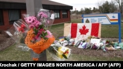 گل‌هایی که مردم به یاد افسر پلیس جان‌باخته در حملات در انفیلد، نوا اسکوشیا، قرار داده‌اند