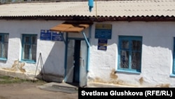Бектау ауылындағы әкімдік кеңсесінде орналасқан пошта бөлімшесі. Ақмола облысы, 7 мамыр 2012 жыл.
