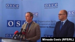 Profesor Vlado Azinović i šef OSCE u BiH Jonathan Moore na konferenciji u Konjicu, 6. april 2016, foto: Mirsada Ćosić