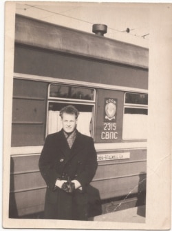 Олег Куваев. Отъезд молодого специалиста на место работы, на Чукотку. 1958