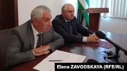 Рауль Хаджимба (слева) и Валерий Бганба. Сухуми, 10 октября 2019 г.