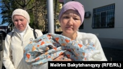 "Ұлтаралық араздық қоздырды" деген айып тағылған "Атажұрт" белсендісі, заңгер Нәзигүл Мақсұтхан нәрестесін көтеріп тұр. Талдықорған, Жетісу облысы, 13 сәуір, 2026 жыл.