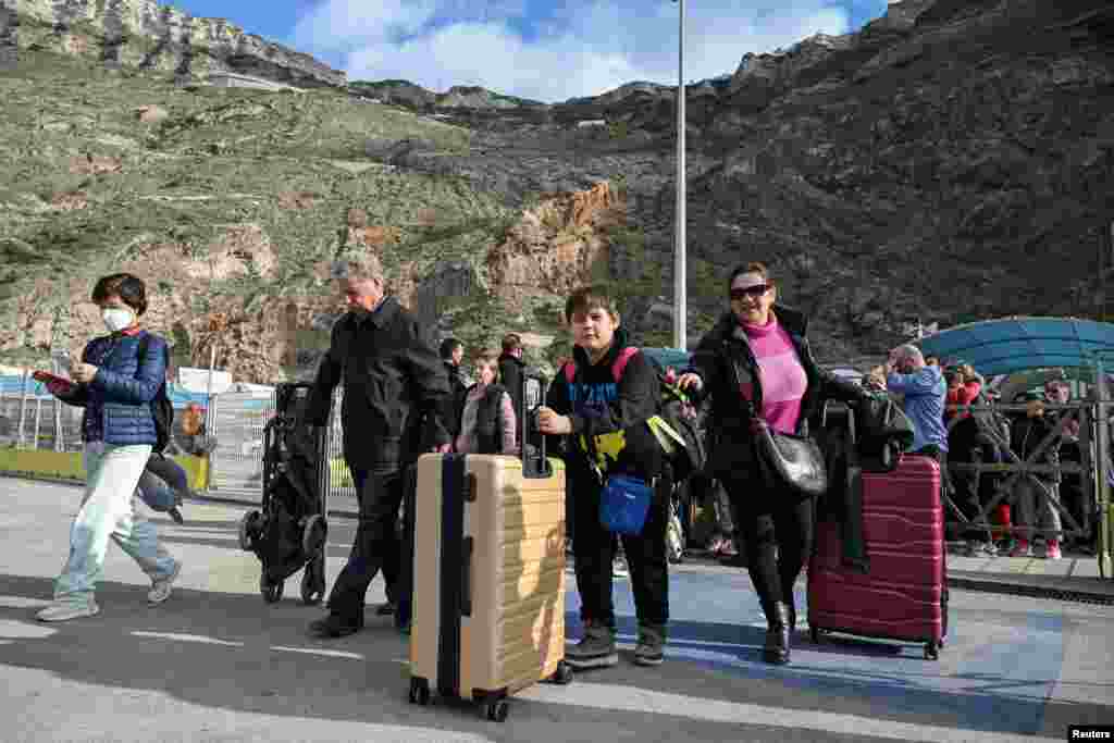 Zyrtarët qeveritarë dhe sizmologët, pas një takimi, vunë në dukje rrezikun e lartë të rrëshqitjeve të dheut, duke përfshirë pjesë pranë portit kryesor të ishullit Athinios, i cili u shërben rreth 1.5 milion turistëve në vit. &nbsp;