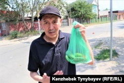 Житель микрорайона Бейбит Ажитаев озабочен тем, что сильно подорожали овощи. Алматы, 7 июля 2021 года