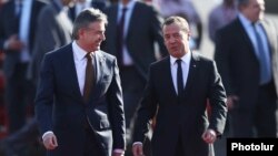 Armenia - Prime Minister Karen Karapetian greets his Russian counterpart Dmitry Medvedev at Zvartnots airport, Yerevan, 24Oct2017 