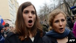 Толоконникова и Алехина у Замоскворецкого суда по время оглашения приговора "узникам Болотной"