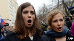 Pussy Riot founding members Nadezhda Tolokonnikova (left) and Maria Alyokhina (file photo)