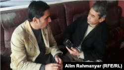 قادر فولاد فعال مدنی در جوزجان (چپ) حین مصاحبه با عالم رحمانیار خبرنگار رادیو آزادی در جوزجان، ۲۰ دسمبر ۲۰۱۸
